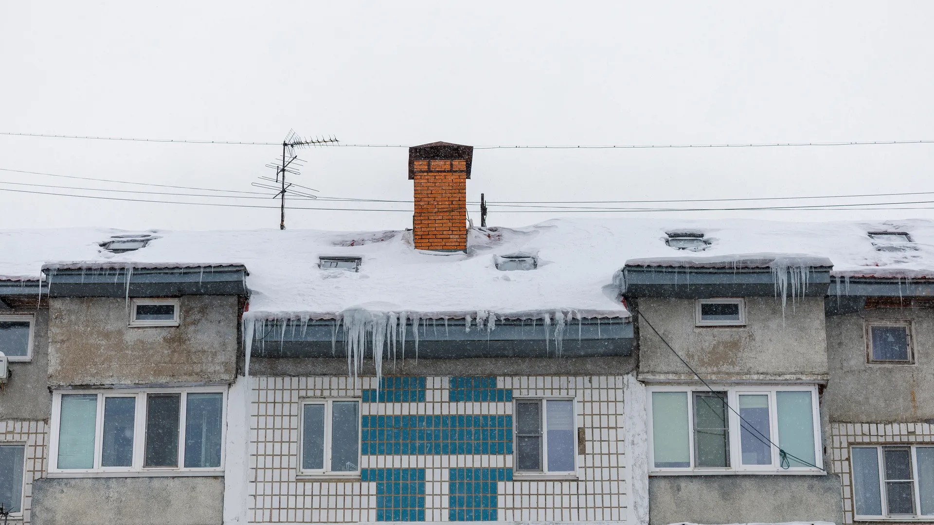Вышел подышать воздухом и попал в реанимацию: в Самаре на местного жителя упала огромная глыба льда