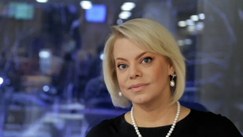 Яна Поплавская призвала звезд «не сверкать цацками» во время СВО