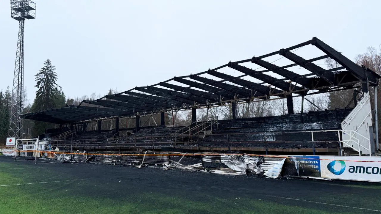 Юные фанаты финского клуба «Хака» сожгли стадион любимой команды