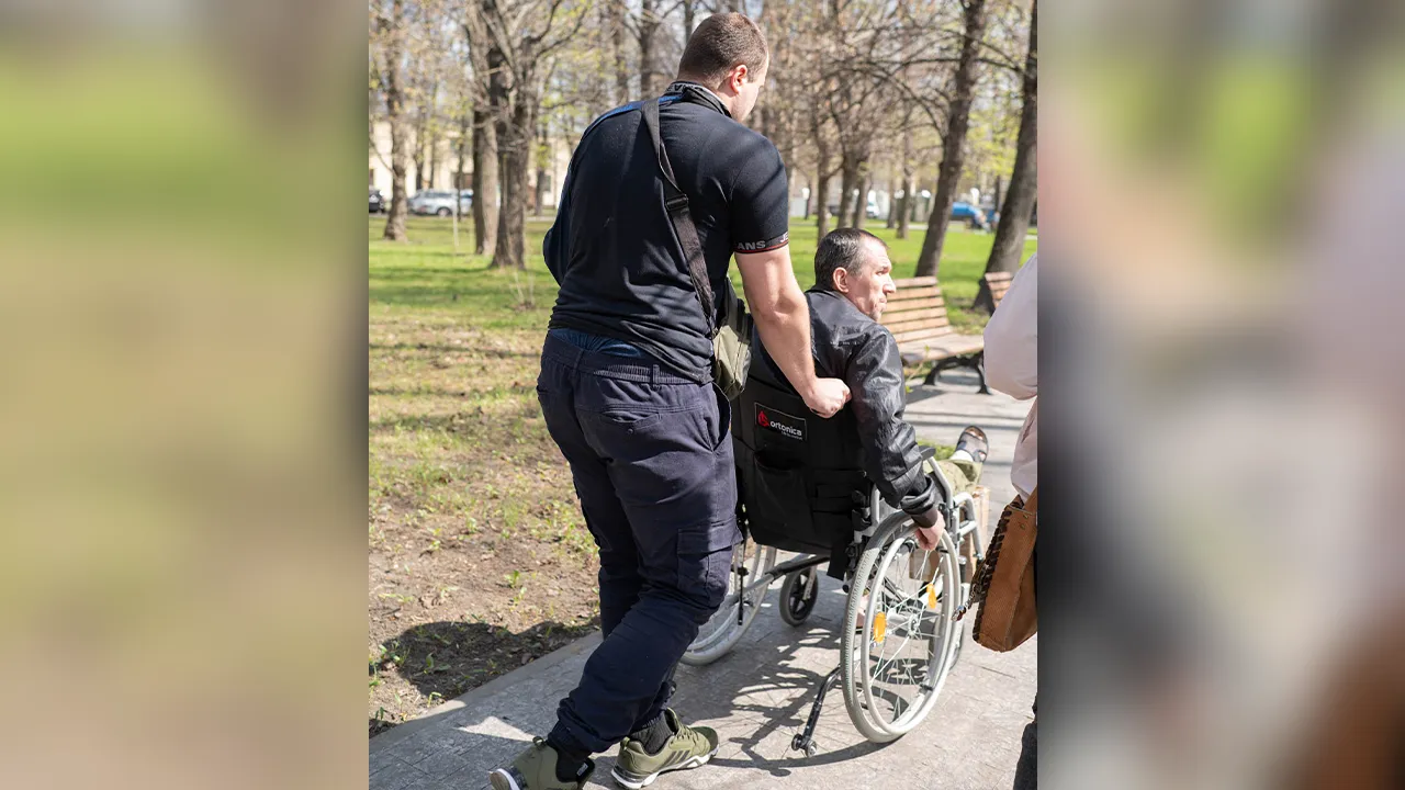 Андрея везет по парку сосед по палате Владислав