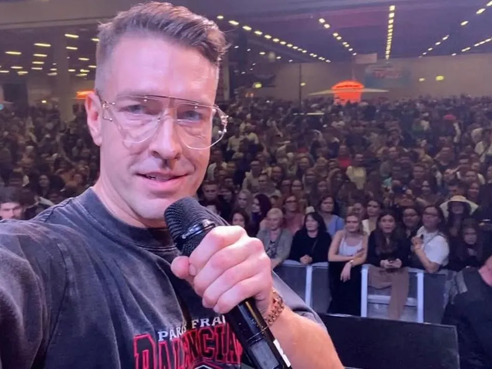 Послал учениц отомстить мужчинам: удастся ли «секс-гуру» Алексу Лесли избежать наказания за домогательства в Москве