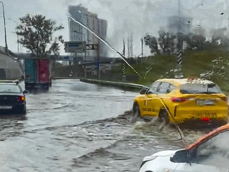 «Верну босоножки и куплю ласты»: москвичи рассказали о последствиях тропического ливня