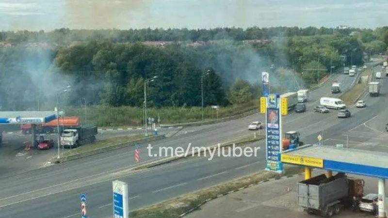 Фонарный столб, который искрил и дымил на всю округу, напугал жителей Люберец