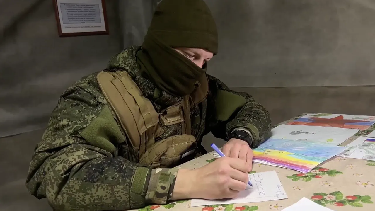 Мозаика-сердце и другие сюрпризы: как бойцы СВО поздравляют близких с 8 Марта