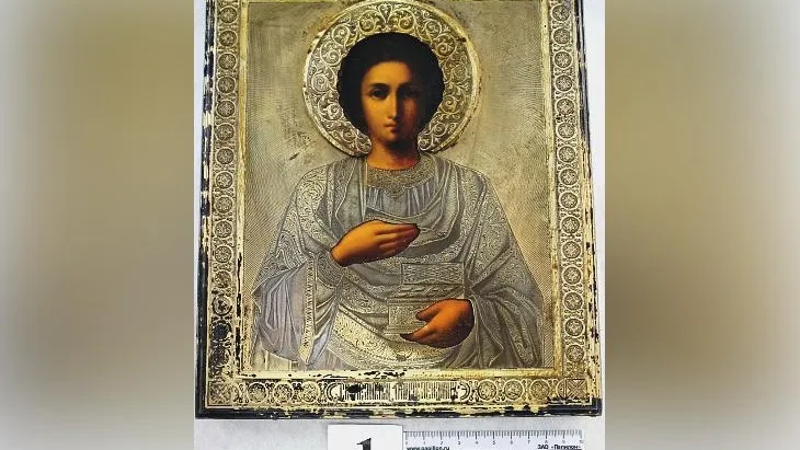 Старинную икону XIX века пыталась провезти пассажирка в аэропорту Домодедово