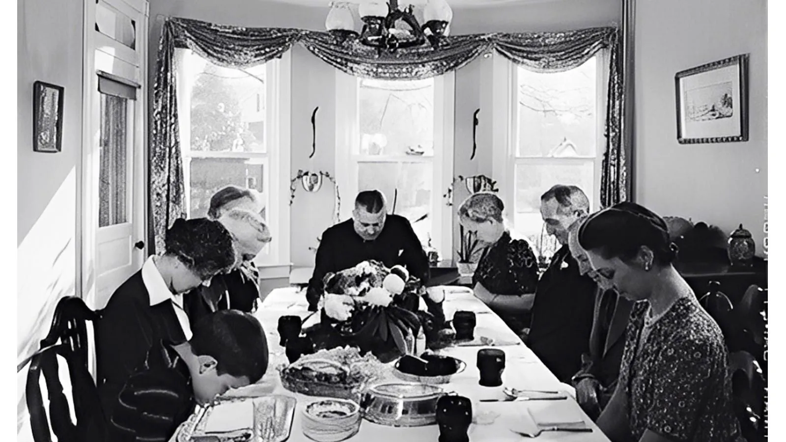 Семья приносит благодарение за праздничным столом, Пенсильвания, 1942 год