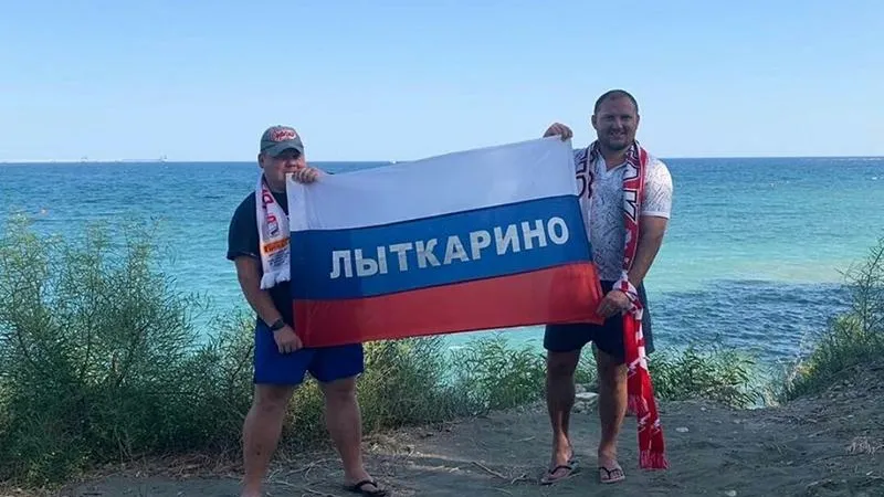 Болельщики полетели на матч Россия – Кипр, чтобы растянуть флаг с надписью Лыткарино