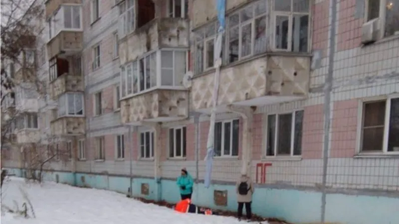 В Дмитрове мужчина свалился с третьего этажа при попытке слезть по канату из простыней