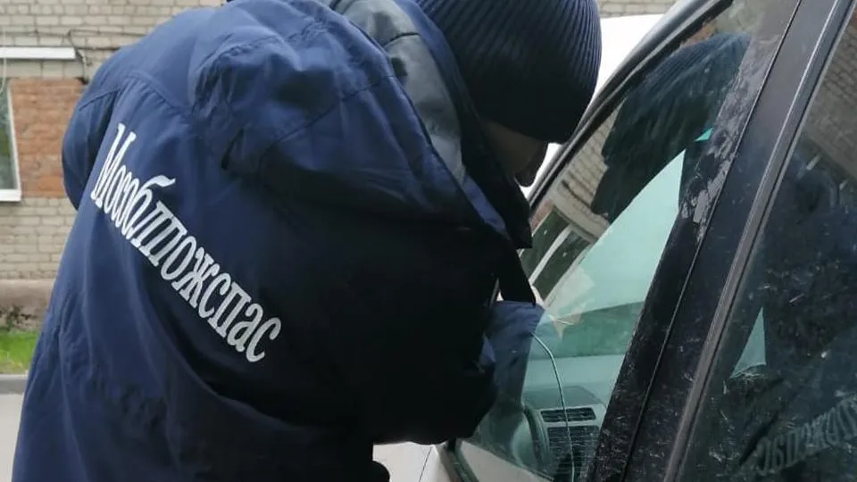 Подмосковные спасатели напоминают о том, что нельзя оставлять детей в автомобиле в жаркие дни