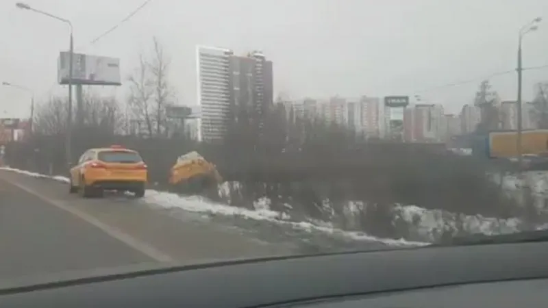 Такси улетело в кювет в Химках
