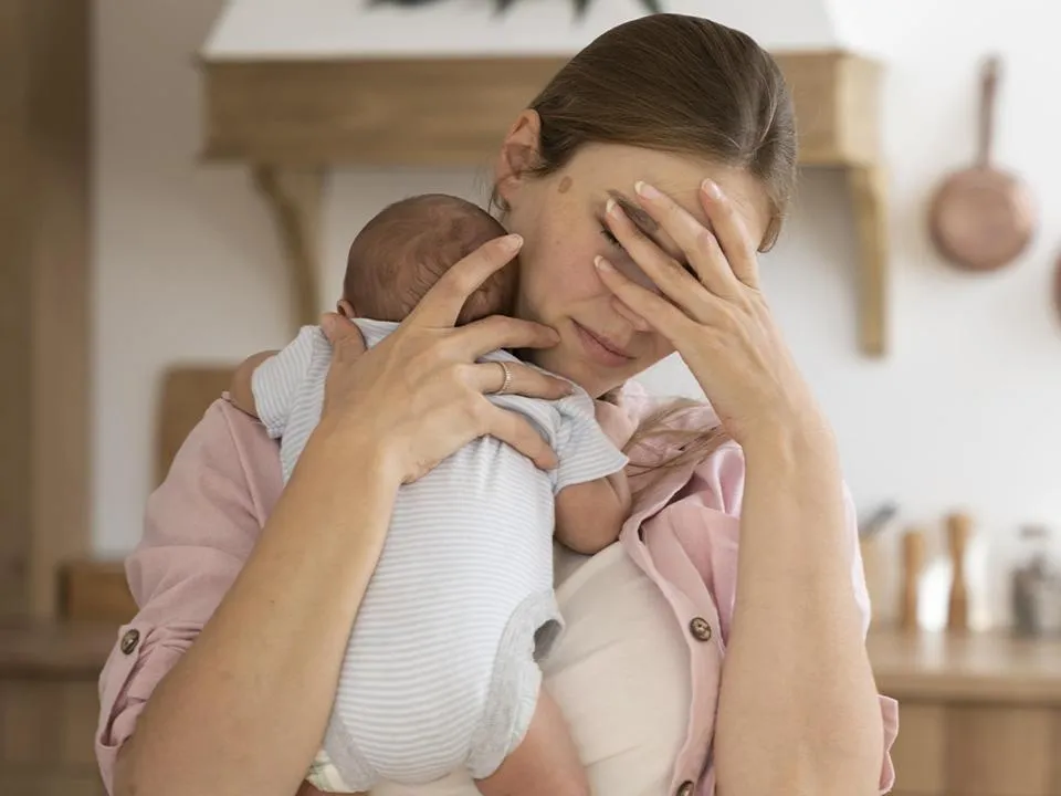 «Учиться ничему не надо»: выяснилось, почему все больше женщин растят детей в одиночку