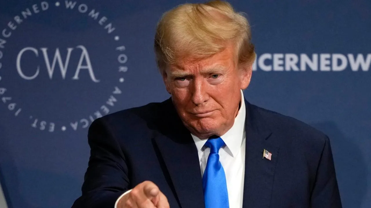 СМИ: экс-президент США Трамп составлял список дел на секретных бумагах
