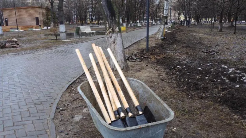 Семьсот метел и сотню лопат приготовили для участников субботников в Реутове