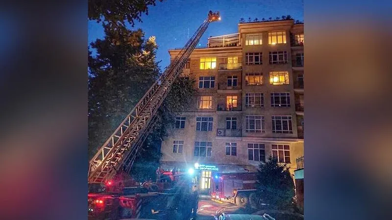 В Звенигороде местные жители пожарили шашлык на крыше многоэтажки