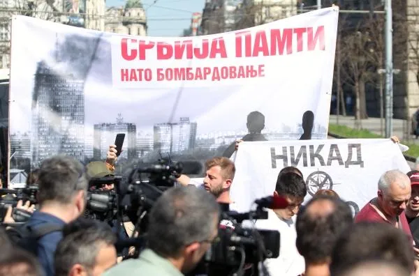 Участники протеста перед зданием правительства Сербии в связи с принятием германо-французского плана признания независимости Косова и Метохии, а также годовщины натовских бомбардировок Югославии в 1999 году