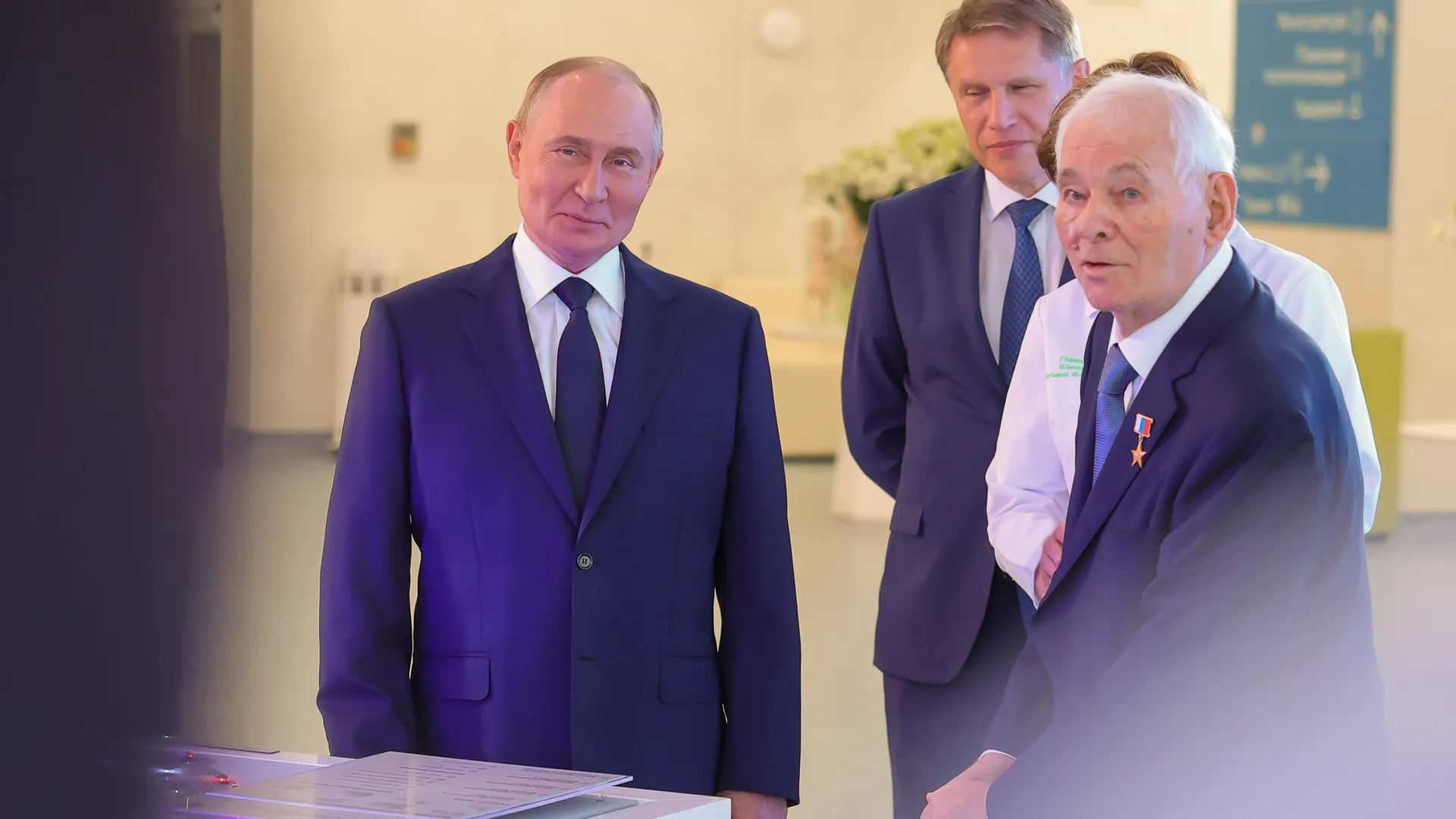 Владимир Путин приехал на открытие Детского клинического центра им. Л.М. Рошаля в Красногорске