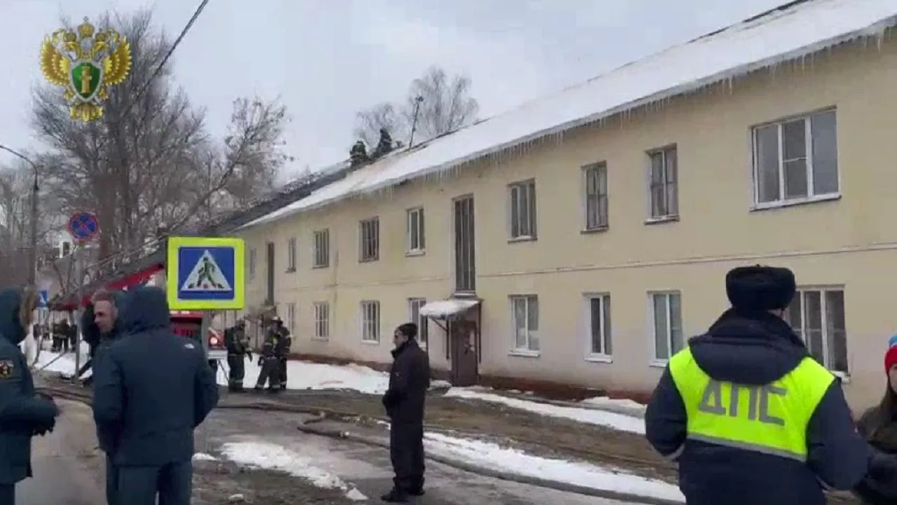 Крупный пожар произошел в многоквартирном доме в Шатуре