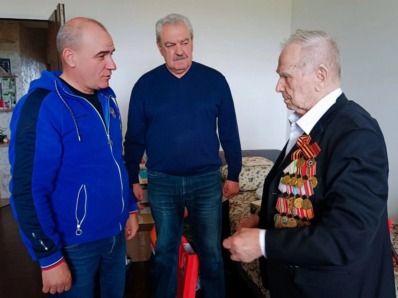 Глава Краснознаменска Владимир Пирогов (слева), председатель Совета депутатов Александр Мостковой (в центре), ветеран войны Михаил Красов (справа). Фото: администрация г.о. Краснознаменск