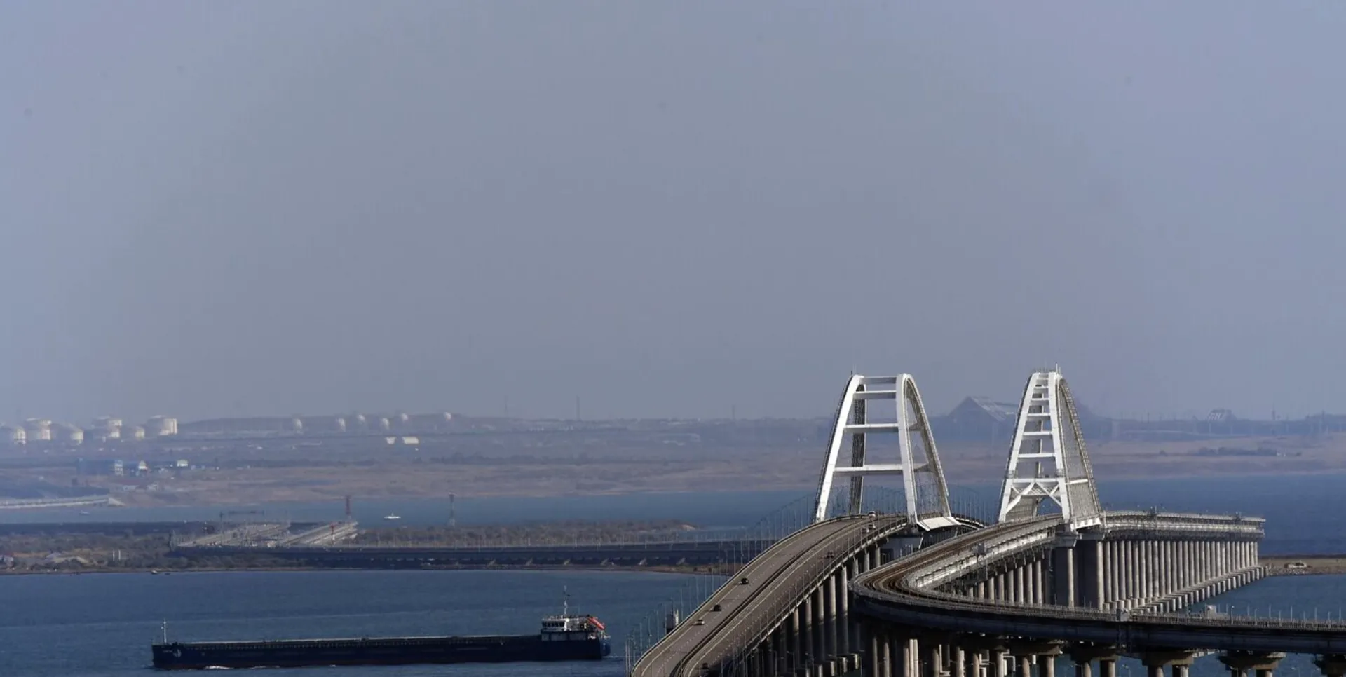 Крымский мост, на котором после ремонтных работ для проезда автомобилей открыли левую часть. Сентябрь 2023 год. Фото: Константин Михальчевский