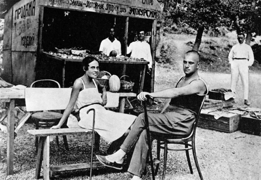Владимир Маяковский и Лиля Брик на отдыхе в Крыму, 1926 год