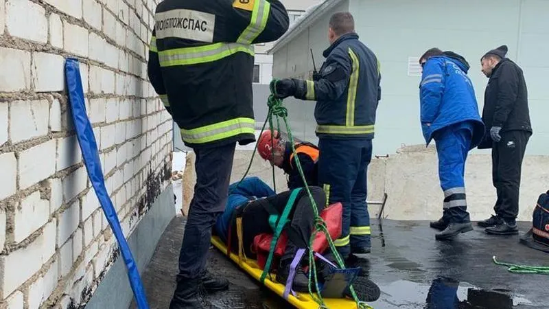 Мужчину с переломом ноги эвакуировали с крыши в Подмосковье