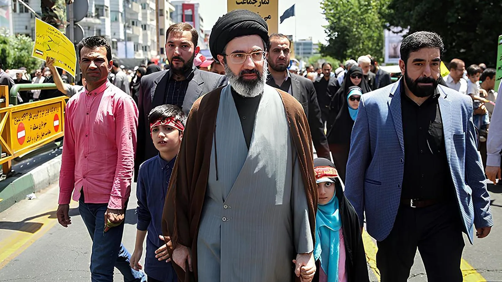 Моджтаба Хаменеи со своими детьми, 2018 год. Tasnim News Agency