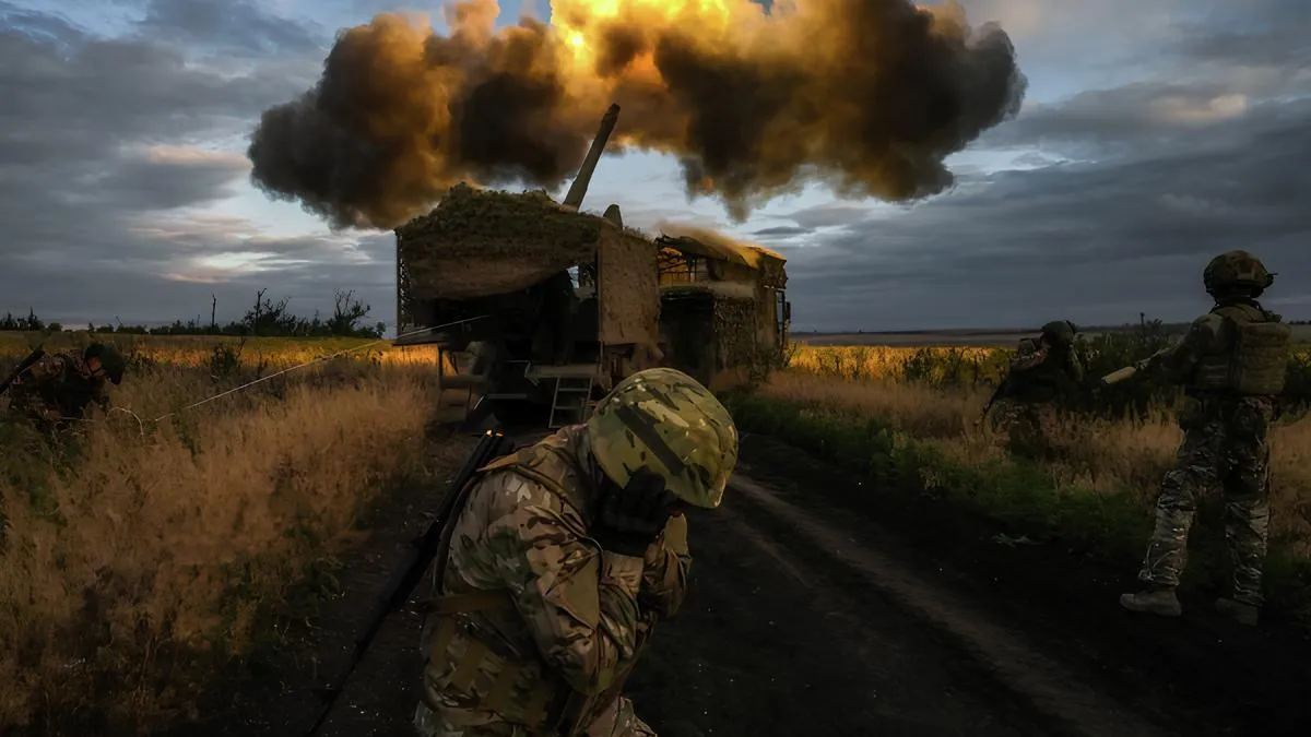 Военнослужащие у самоходной артиллерийской установки