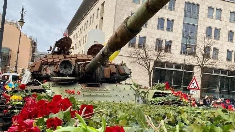 Танк у посольства России в Берлине