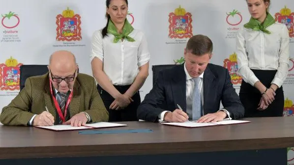 Степаненко подписал 13 соглашений о сотрудничестве на «ОвощКульте» 