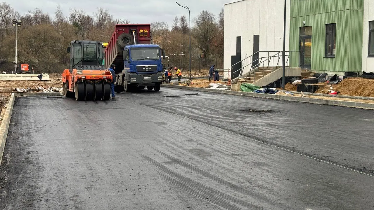 В Ступино рабочие приступили к укладке асфальта у новой подстанции скорой помощи