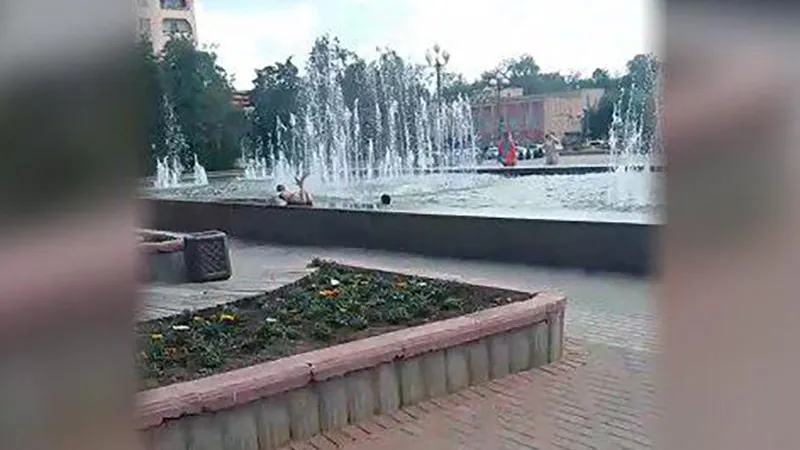 В полиции рассказали, что грозит родителям за купание детей в фонтане