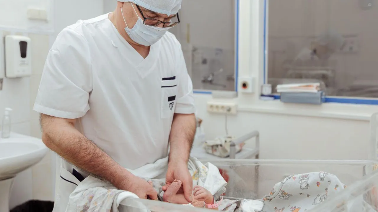 Врачи в Подмосковье помогли родить пациентке с циррозом печени