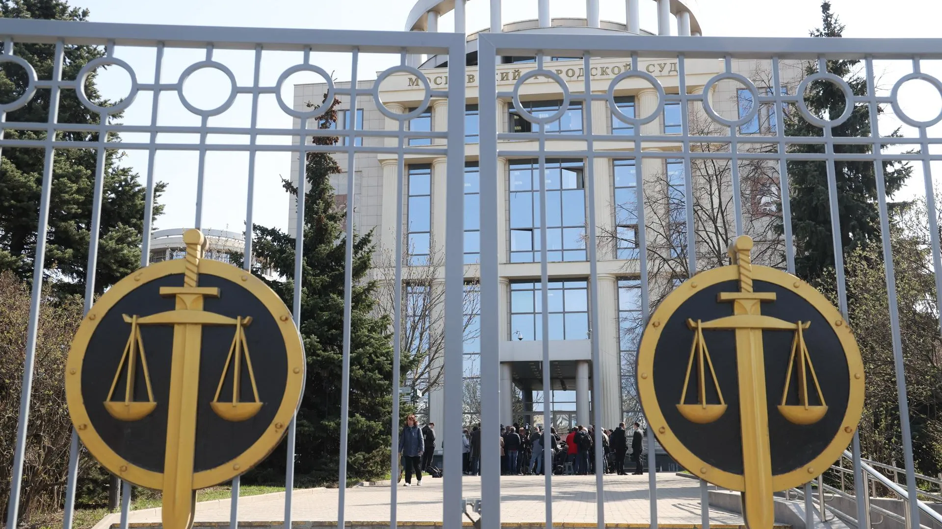 Признавший вину в мошенничестве экс-офицер ФСБ осужден условно и лишен звания в Москве