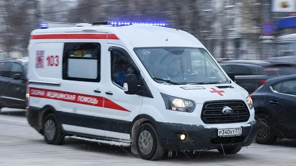 Врачи в Подмосковье спасли мужчину с раной головы, обнаруженного на улице