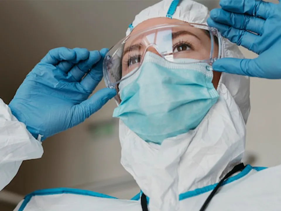 «Тотальный социальный психоз»: эксперт объяснил, почему маски бесполезны против ковида