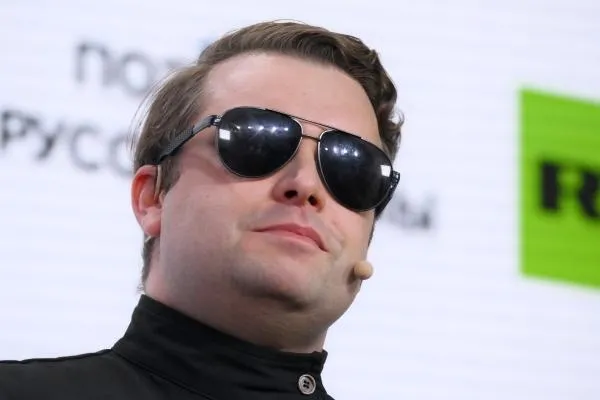 Писатель, поэт, журналист, редактор Александр Пелевин на презентации сборника стихов «ПоэZия русской зимы» в национальном центре «Россия» в Москве, ноябрь 2024 года