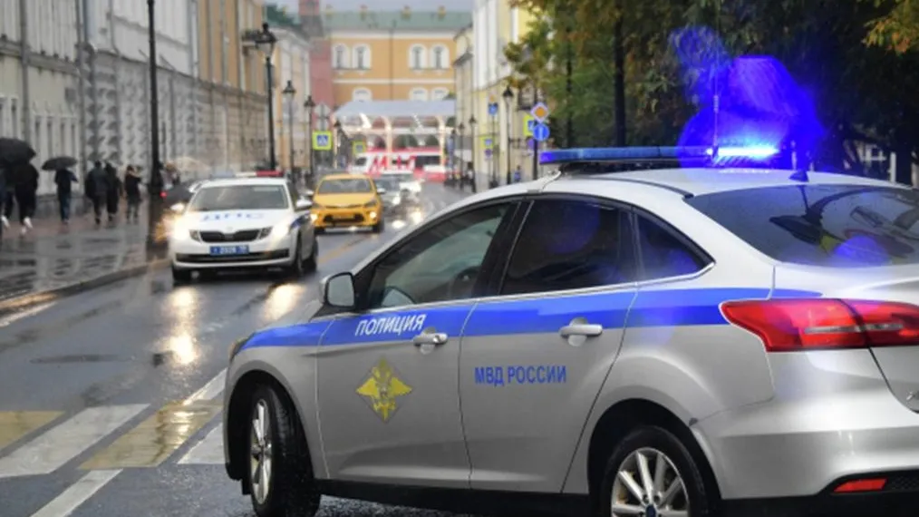 В Питере курьер маркетплэйса угрожал таксисту топором