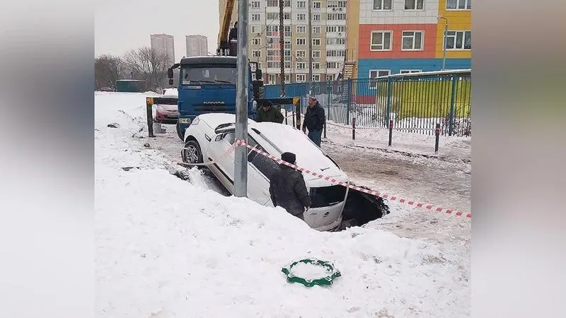 Машина провалилась под землю во дворе в Химках