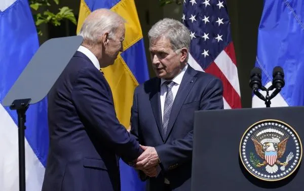 Президент США Джо Байден и президент Финляндии Саули Ниинисте во время заявления для прессы по итогам встречи в Белом доме