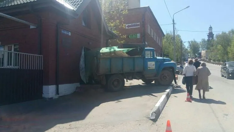 ЗИЛ раздавил насмерть мужчину на глазах дочери и жены под Дмитровом