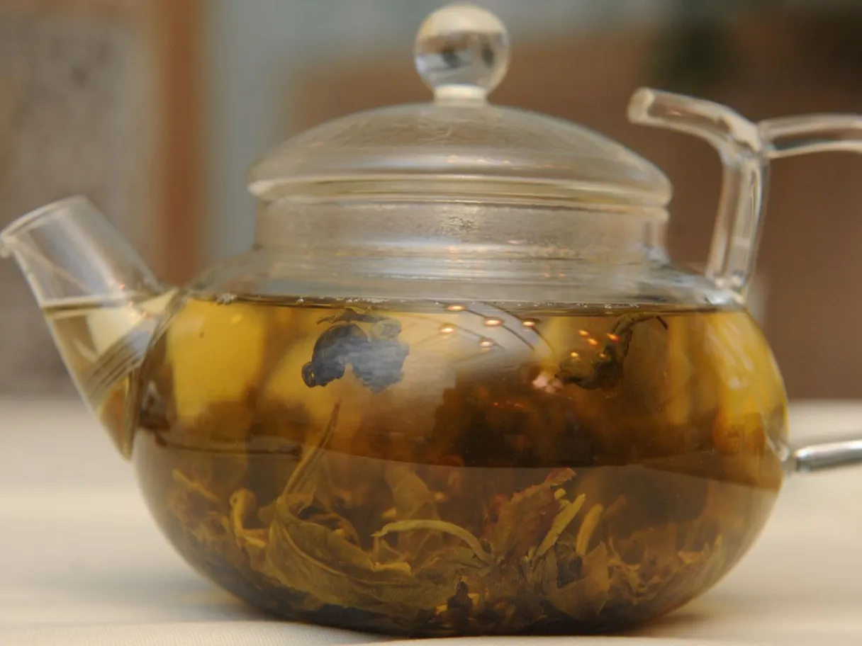 Зеленый чай вызывает бессонницу: врач объяснил, кому опасно пить его каждый день