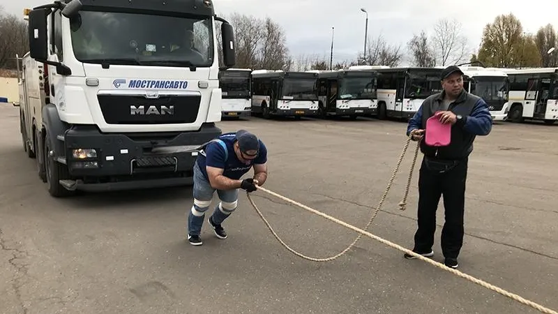 Люберецкий экстремал сдвинул 40-тонный автобусный эвакуатор и разорвал грелку