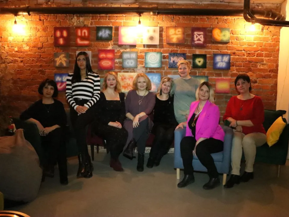 С сотрудниками книжного издательства. Екатерина Короткова справа. Фото личный архив Екатерины Коротковой