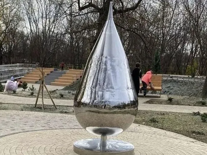 Власти Краснодара прокомментировали дорогостоящую и непристойную скульптуру капли