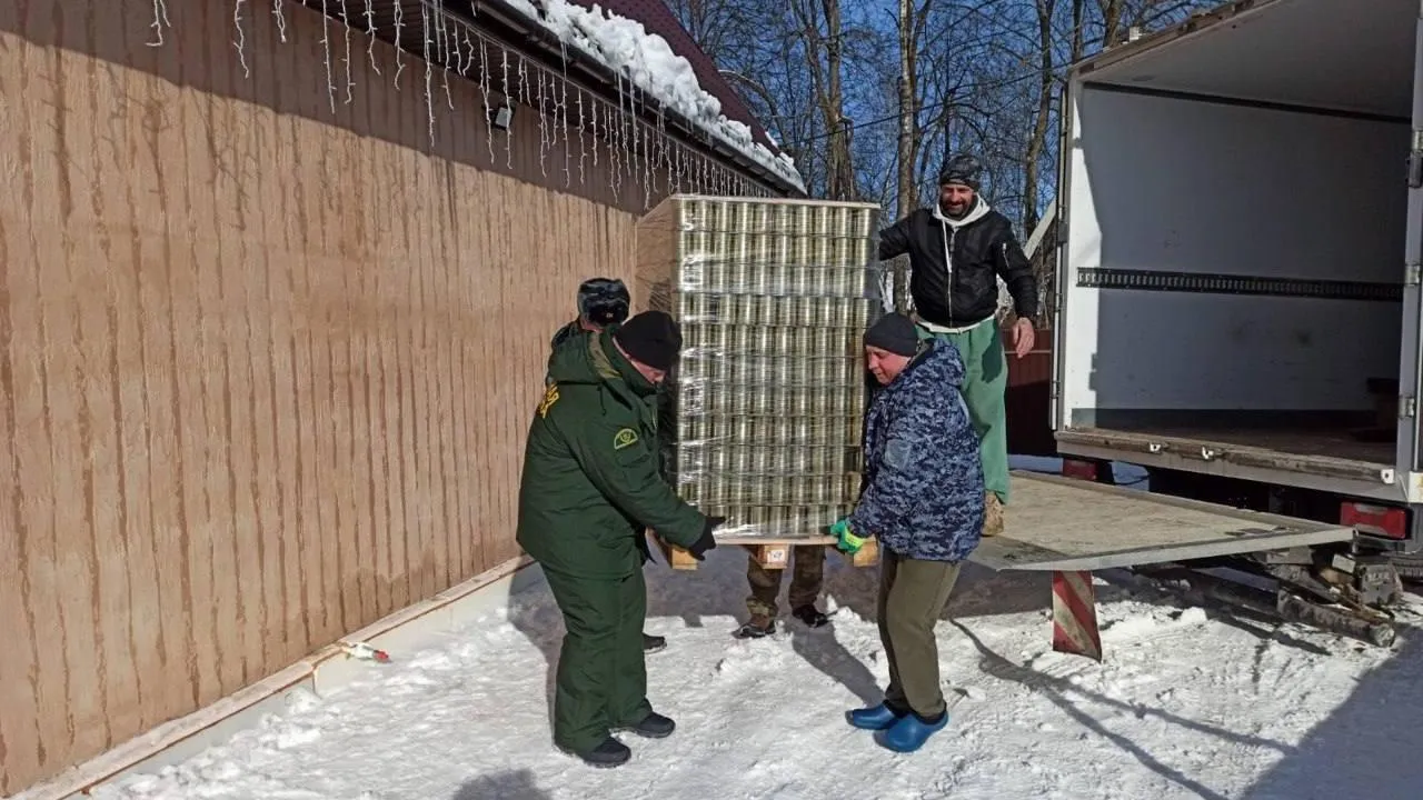 Сотрудники лесной охраны из Подмосковья сделали блиндажные свечи для бойцов СВО