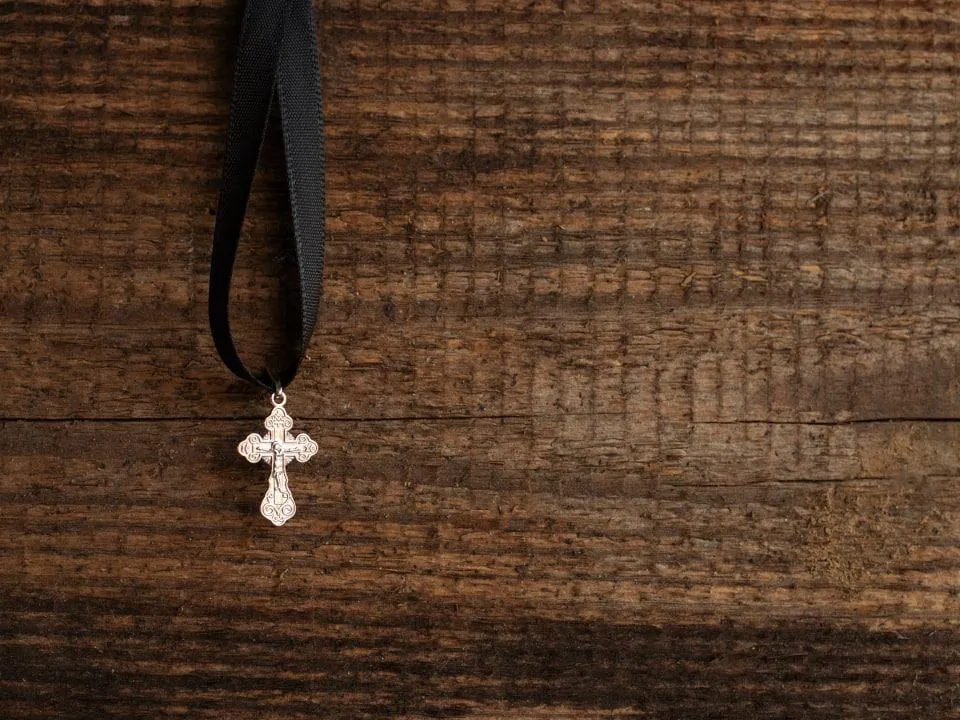 «Тело – это храм»: священник рассказал, можно ли заменить нательный православный крестик татуировкой