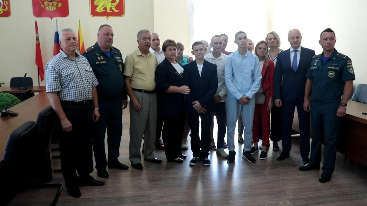 В Егорьевске наградили юношей, которые спасали людей при пожаре в Юрцово