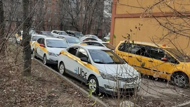 Таксисты превратили в автопарки дворы в Химках