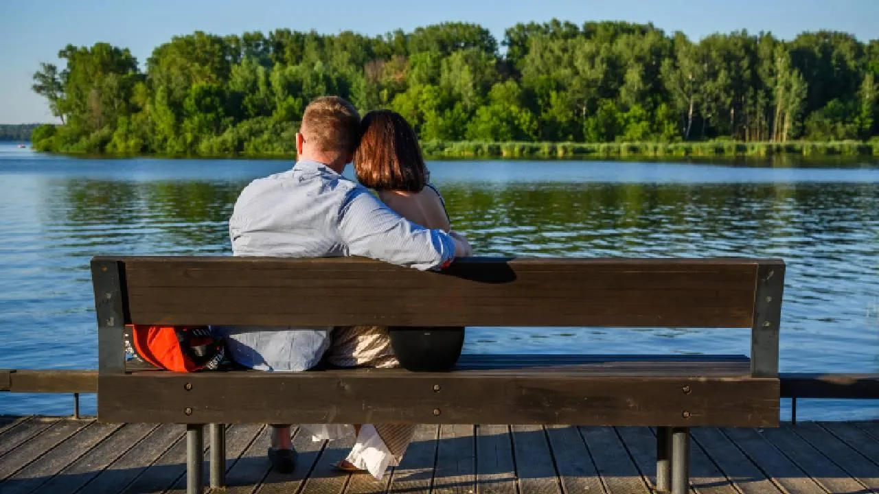 Жители Волгограда призвали местную власть спилить скамейки
