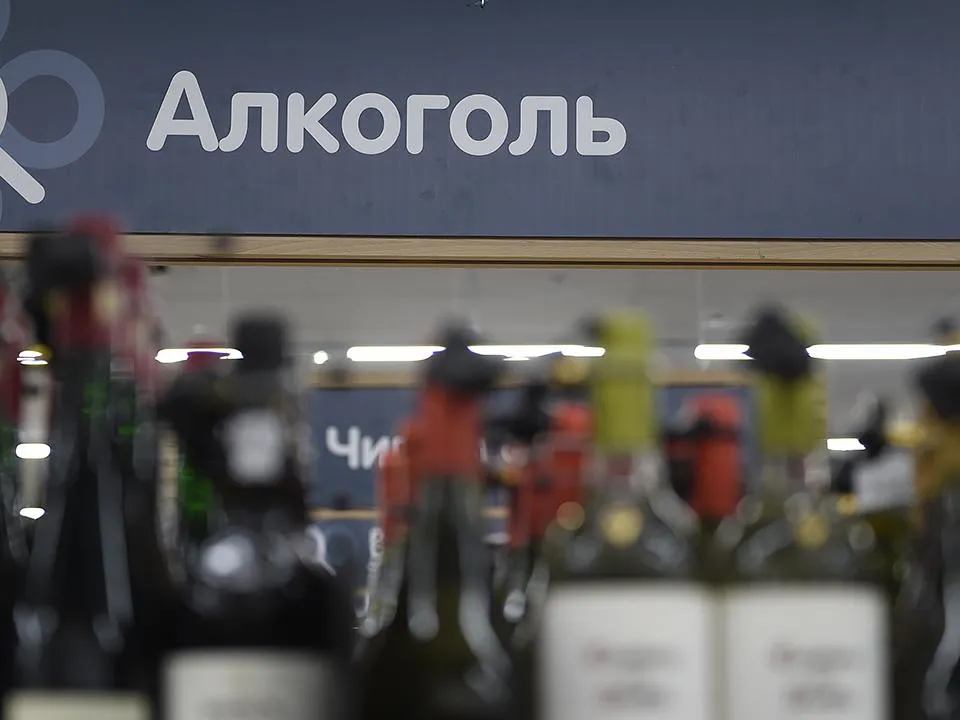 Алкоголь в России начнут продавать с 21 года: с чем связаны радикальные меры